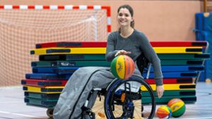 Lehrerin im Rollstuhl unterrichtet Grundschüler im Sport