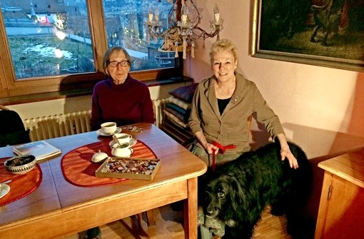 Marlies Pilz (links)  und Petra Schneider mit dem Mann im Haus: Hund Flo. Foto: Nina Ayerle