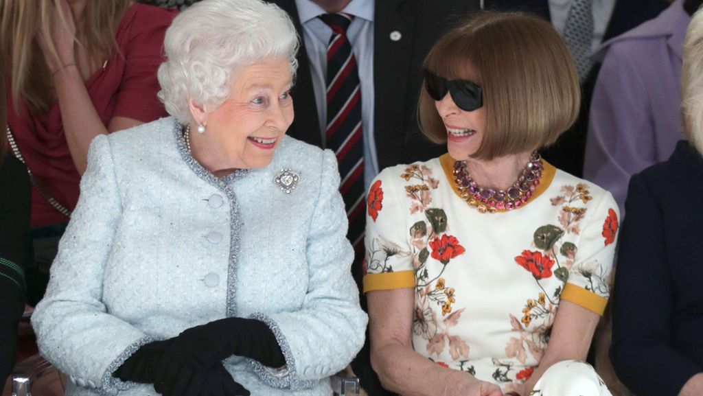  Hoher Besuch im Modezirkus: zum ersten Mal besucht die britische Königin Elizabeth II. die Modewoche in London. Und amüsiert sich dort offenbar bestens mit der ungekrönten „Queen of Fashion“, Anna Wintour, der Chefin der US-Modebibel „Vogue“. 