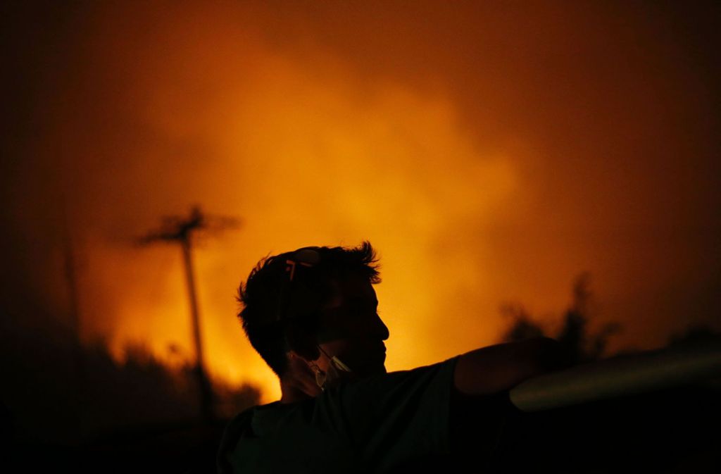 Ein Mann schaut auf die Waldbrände in Santa Olga, 240 Kilometer südlich von Santiago.
