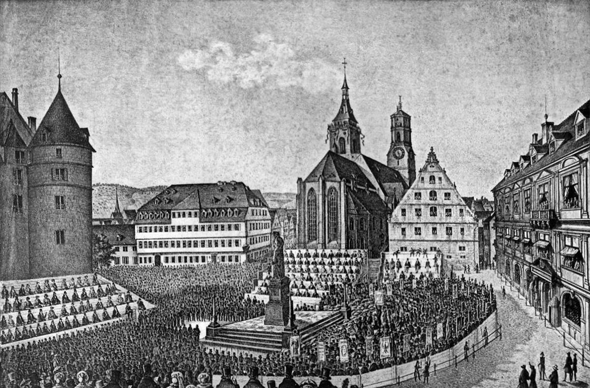 Dieser alte Stich zeigt die Einweihung des Schillerdenkmals am 8. Mai 1839. Zwischen Altem Schloss und Stiftskirche: der Gasthof „Zum König von England“.