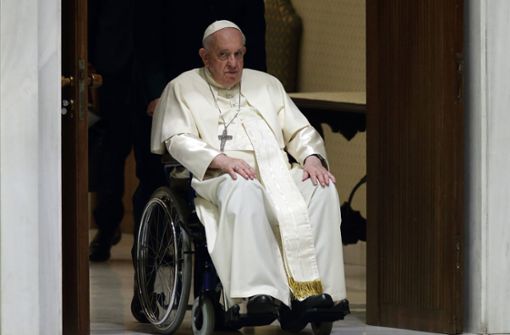 Papst Franziskus muss wegen einer Atemwegsinfektion  vorerst im Krankenhaus bleiben. (Archivbild) Foto: dpa/Evandro Inetti