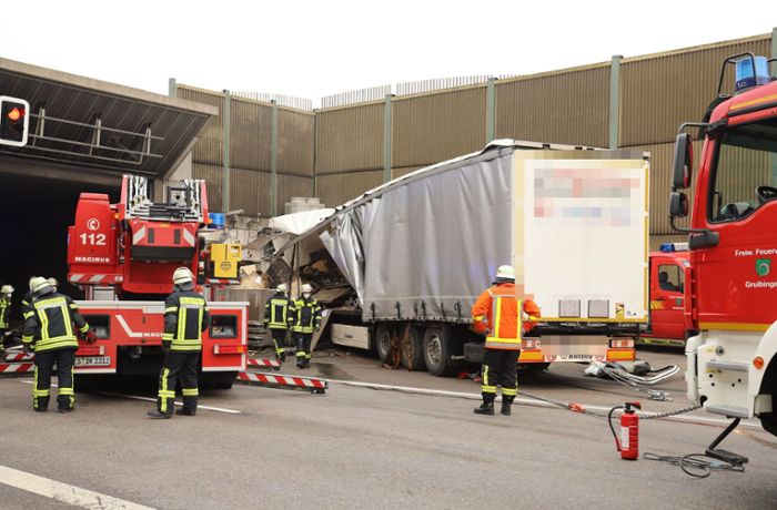 Lkw-Fahrer kracht gegen Tunnel und stirbt – A8 voll gesperrt