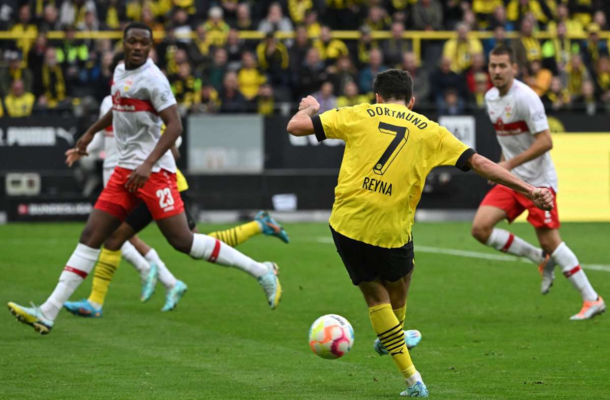 Giovanni Reyna macht das 3:0 für Dortmund klar.
