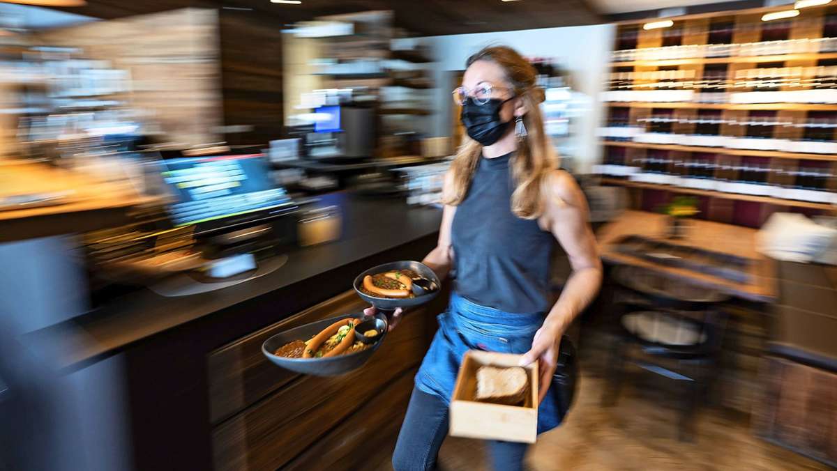  Gilt die FFP2-Maskenpflicht innen für alle über 18? Falsch, am Arbeitsplatz gelten Bundesregeln – auch für das Personal im Restaurant. 