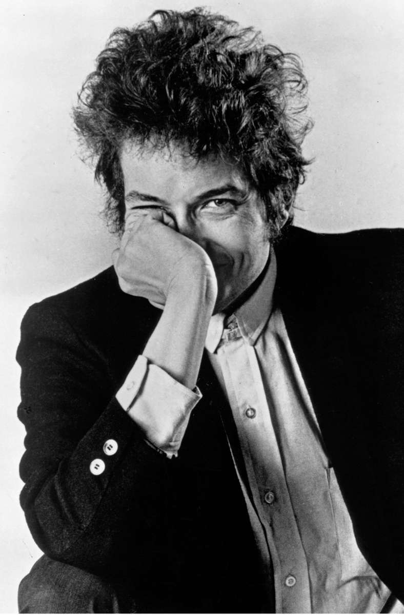2. Subterranean Homesick Blues Kurz nachdem Dylan beim Newport Folk Festival ausgebuht worden war, weil er es gewagt hatte, mit Band und E-Gitarre aufzutreten, erschien 1965 das Album „Bringing It All Back Home“, das auch auf Platte die Elektrifizierung von Dylans Musik einleitete. Und „Subterranean Homesick Blues“, eine Verneigung vor Jack Kerouacs Roman „The Subterraneans“ (deutsch: „Bebop, Bars und weißes Pulver“), war die coolste Nummer des Albums. Noch aufregender als Dylans schnoddriger Sprechgesang war aber dessen Visualisierung. Für D. A. Pennebakers Dokumentation „Don’t Look Back“ hielt Dylan Schilder mit den Songlyrics in die Kamera, während „Subterranean Homesick Blues“ erklang – eine Inszenierung, die den Videoclip vorwegnahm. Im Bild: eine Aufnahme von Don Hunstein aus dem Jahr 1965. Hier geht es zum Video
