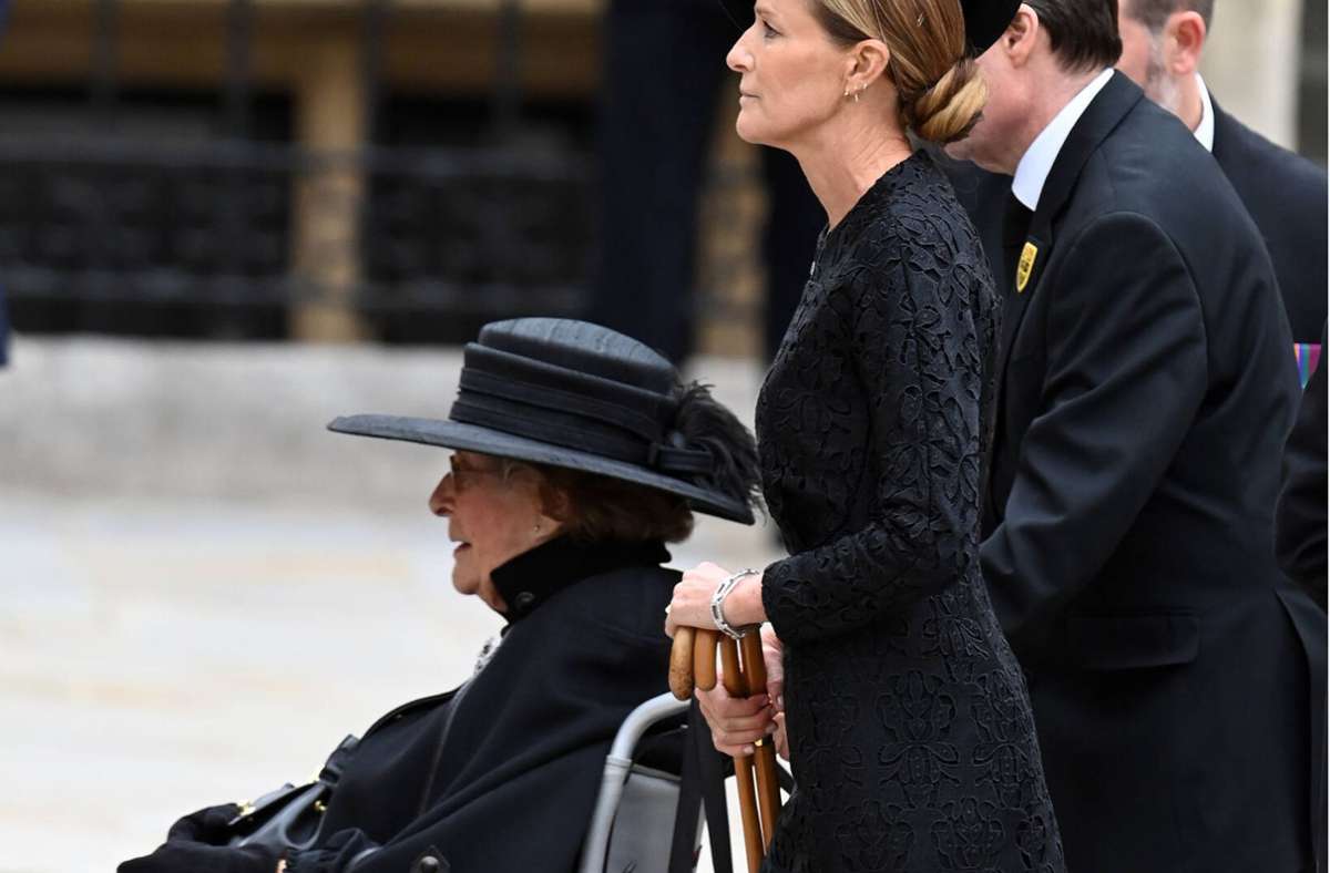 Lady Pamela Hicks ließ sich von ihrer Tochter India im Rollstuhl zur Trauerfeier für Queen Elizabeth II. schieben.