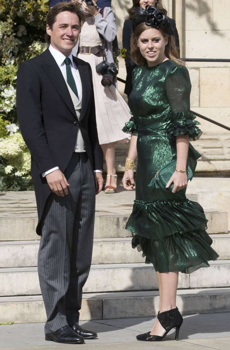 Bei diesem Kleid der In-Marke The Vampire’s Wife hatte Prinzessin Beatrice die Nase vorn: Die Enkelin der britischen Queen trug das grün-schimmernde Kleid 2019 bei der Hochzeit von Sängerin Ellie Goulding – ...