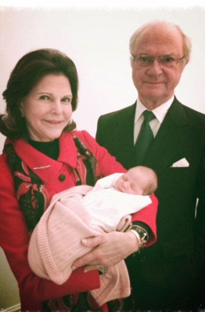 Leonore mit ihren Großeltern: König Carl Gustaf und Königin Silvia von Schweden