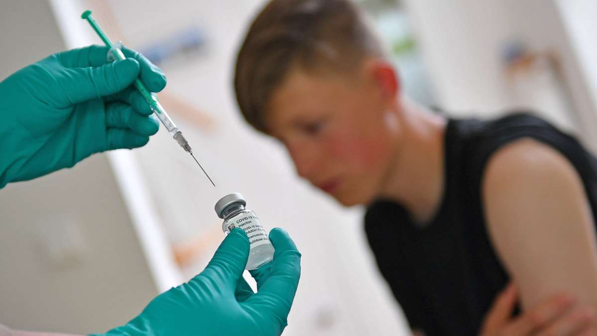  Noch ist die Delta-Variante des Coronavirus in Deutschland wenig verbreitet. Doch der SPD-Gesundheitsexperte Karl Lauterbach sorgt sich um Kinder und Jugendliche. Zu Recht? Wir haben Ärzte und Immunologen befragt. 