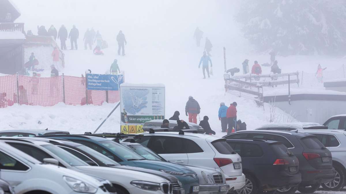  Auch am Samstag tummeln sich erneut viele Tages-Touristen an beliebten Winterausflugszielen im Südwesten. Sowohl im Schwarzwald als auch auf der Schwäbischen Alb herrscht Andrang. 