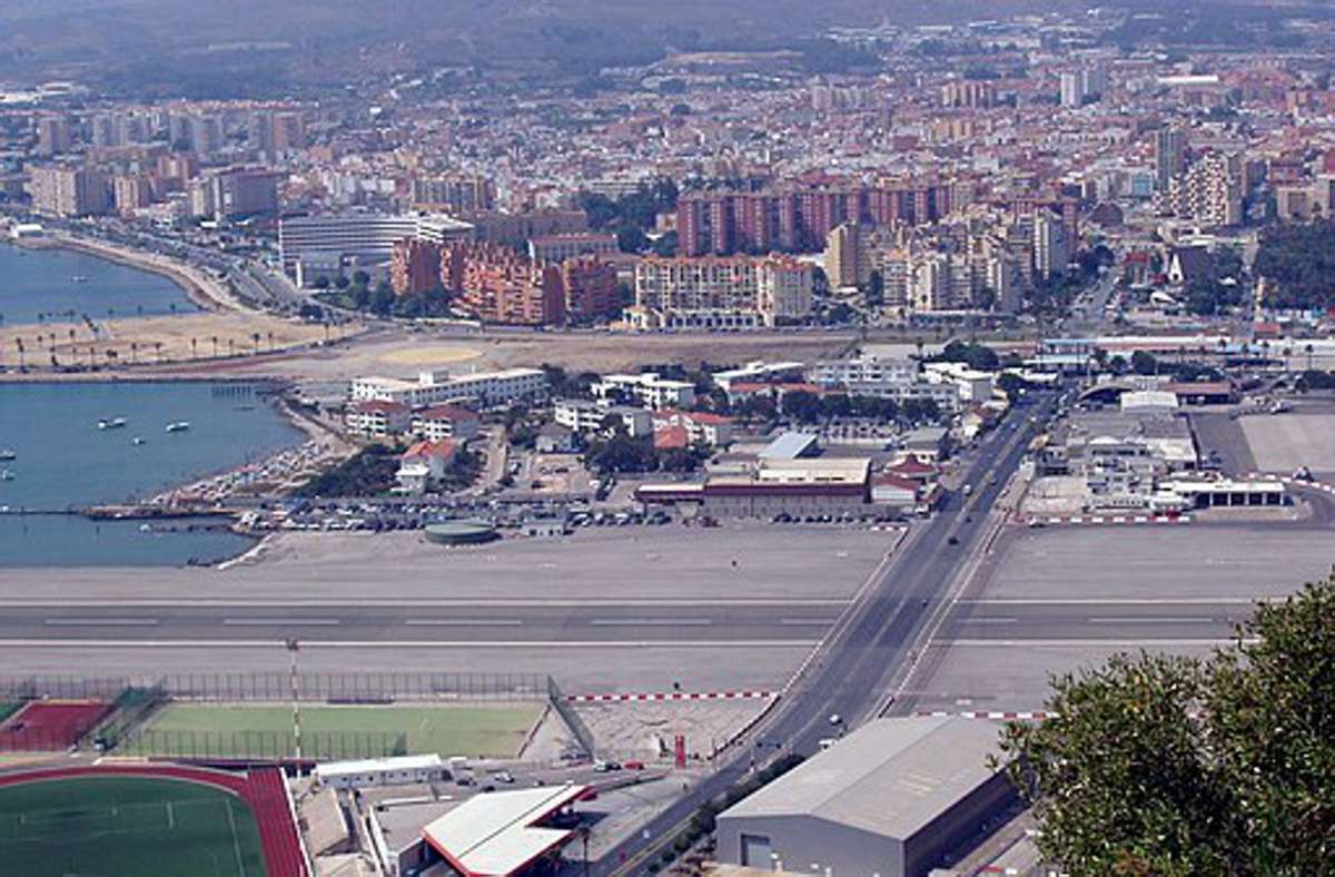 Gibraltar Airport: Weil Gibraltar mit nur 6,5 Quadratkilometern Fläche so klein ist, kreuzt die Start- und Landebahn die einzige Straßenverbindung nach Spanien, die Winston Churchill Avenue.