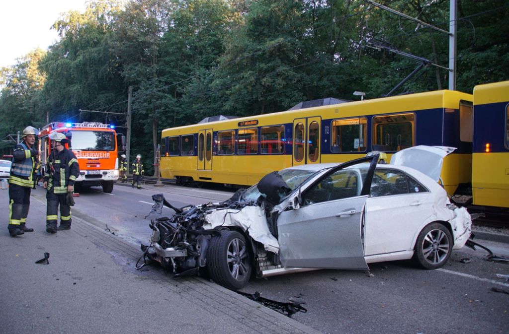 Bei dem Unfall in Stuttgart-Sillenbuch wurden zwei Menschen schwer verletzt.