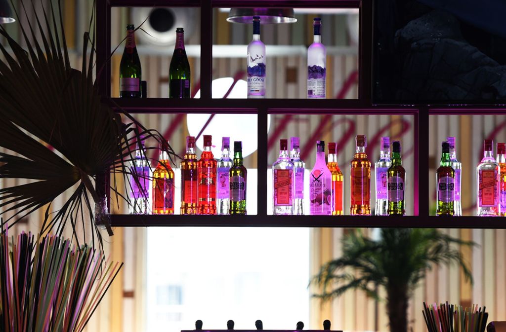 Alkoholflaschen stehen in der Partylocation Megapark in einer Vip-Lounge in S’Arenal an der Playa de Palma. Foto: dpa/Jens Kalaene