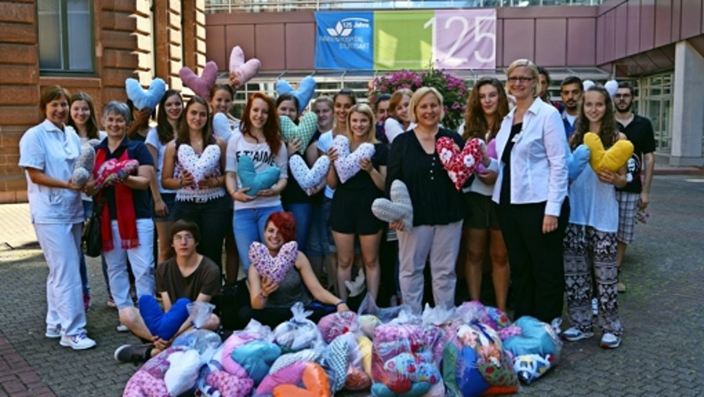 Schüler engagieren sich: 300 Stoffherzen für Brustkrebspatienten