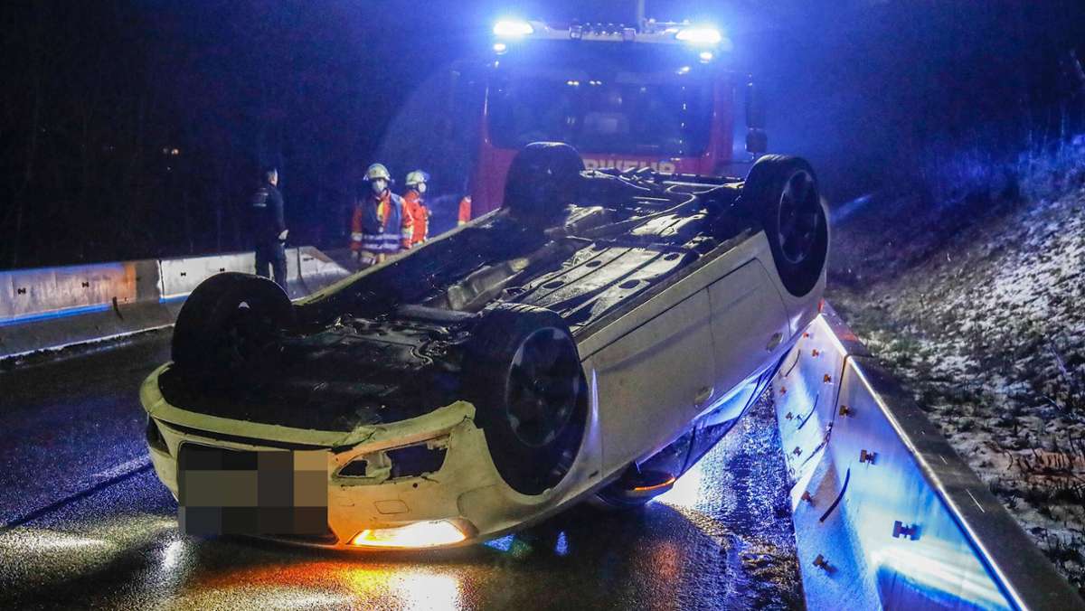  Bei einem Unfall im Kreis Göppingen ist ein Auto 16 Meter durch die Luft geflogen. Der Fahrer, der wohl betrunken war, verletzt sich bei dem Unfall leicht. 