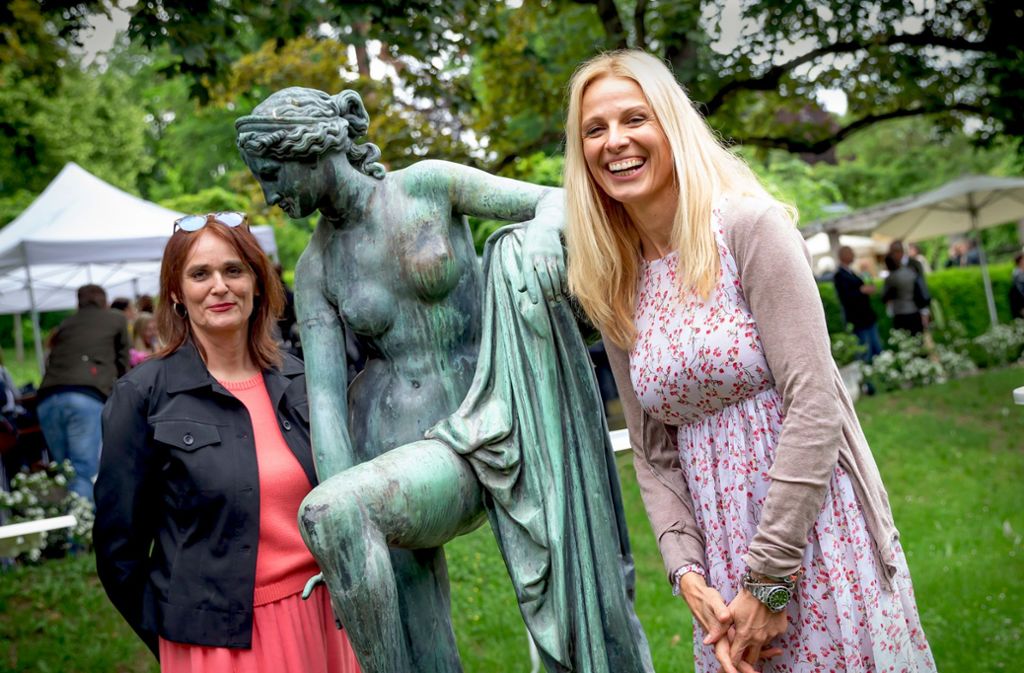 Die Journalistin Kerstin Ruchay (links) und die Bloggerin Emma von Bergenspitz mit der „Badenden“ von 1854, die einst im Park der Villa Berg stand.