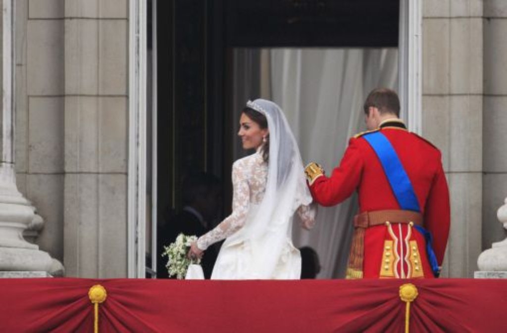 Und tschüss: Ein neckischer Blick über die Schulter, dann entschwinden Kate und William vom Balkon ins Innere des Buckingham Palace.