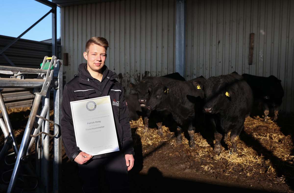 Eingerahmt: Patrick Haag mit dem Zertifikat, das in als Fleischsommelier ausweist.