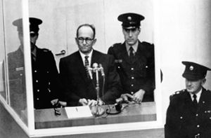 Auch dem Obernazi Adolf Eichmann, hier bei seinem Prozess 1961 in Israel, gelang die Flucht über Südtirol nach Südamerika. Foto: dpa