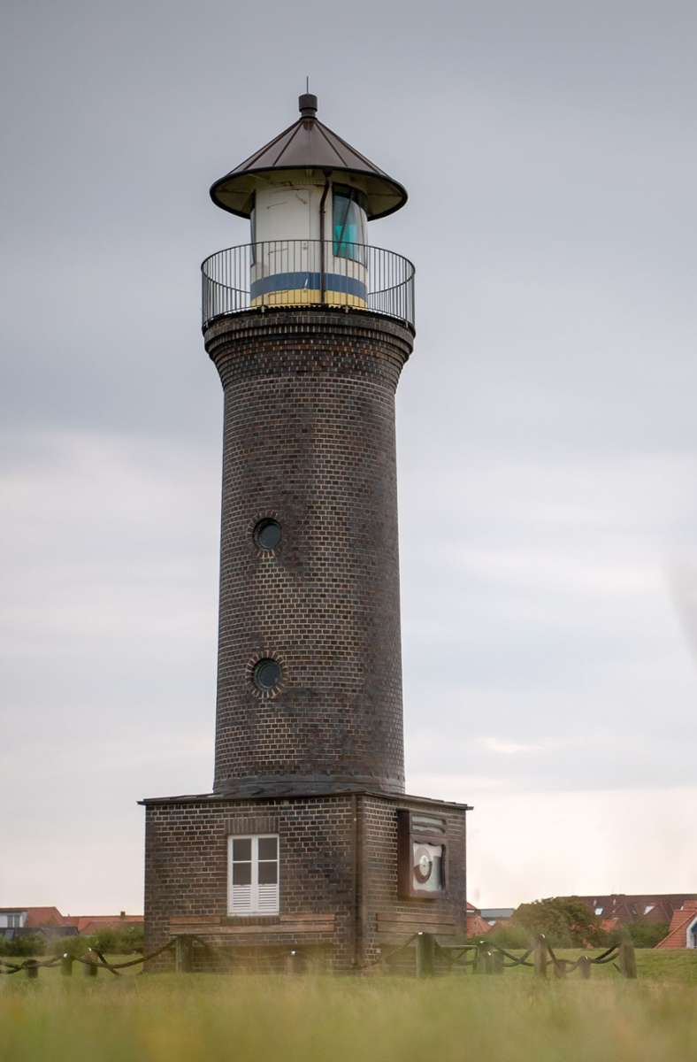 Der Leuchtturm Memmertfeuer auf der Nordseeinsel Juist  1939 wurde in den Dünen der Leuchtturm gebaut und erstmals eine inzwischen defekte Stromleitung nach Memmert verlegt. Der Leuchtturm ist seit 1986 nicht mehr in Betrieb.