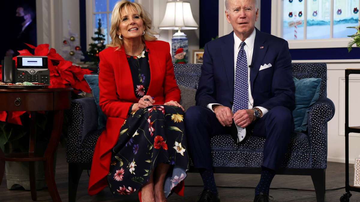  Ein Anrufer beleidigt US-Präsident Joe Biden an Heiligabend live im Fernsehen – und dieser stimmt sogar noch zu. Was sagt der Mann am Telefon? 