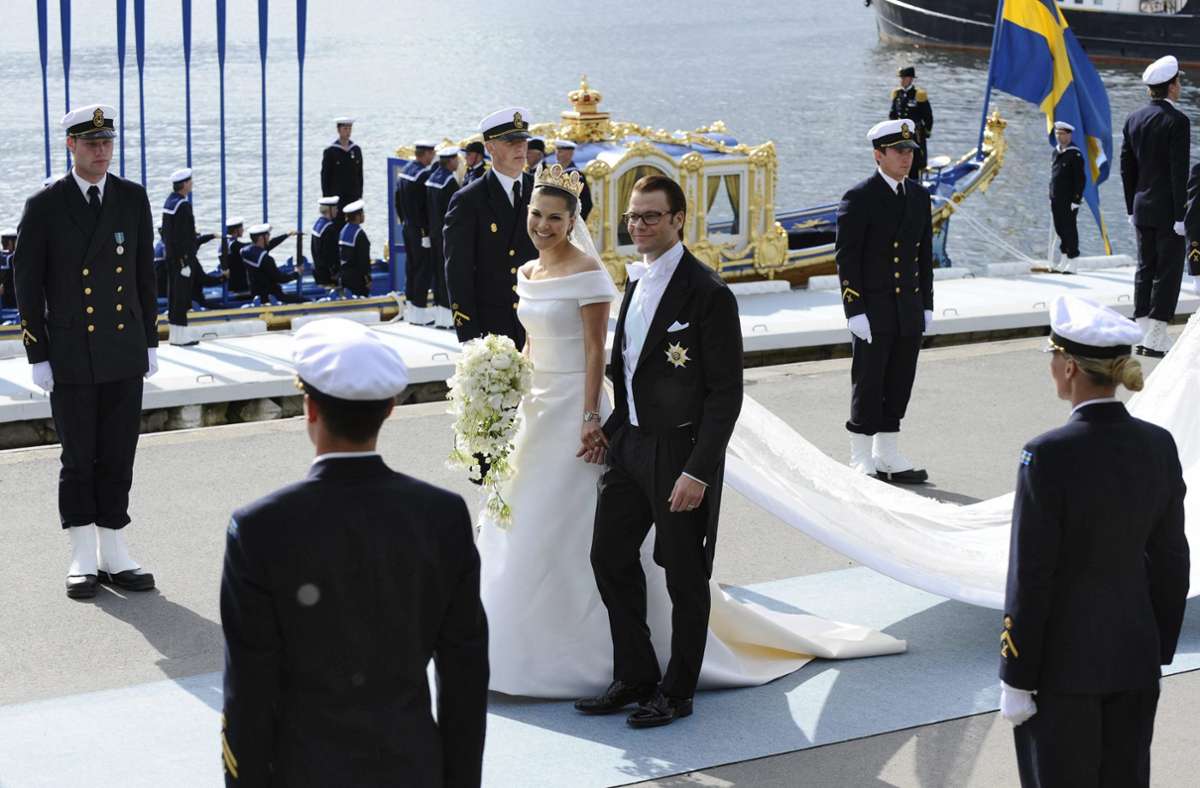 Auf dem Kopf trägt Victoria die Kameen-Tiara, ein Erbstück, das bereits ihre Mutter Silvia bei ihrer Hochzeit mit Carl Gustaf getragen hatte. Auch der meterlange Schleier stammt aus dem Fundus der Schwedenkönige.