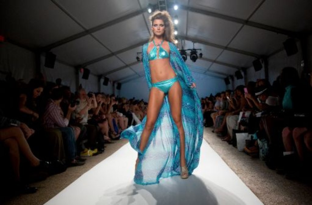 Bademode von Dolores Cortes auf der Mercedes-Benz Fashion Week in Miami.