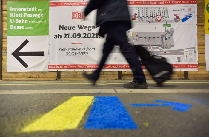 Flüchtlinge am  Hauptbahnhof Stuttgart: Pfeile in Farben der Ukraine weisen den Weg