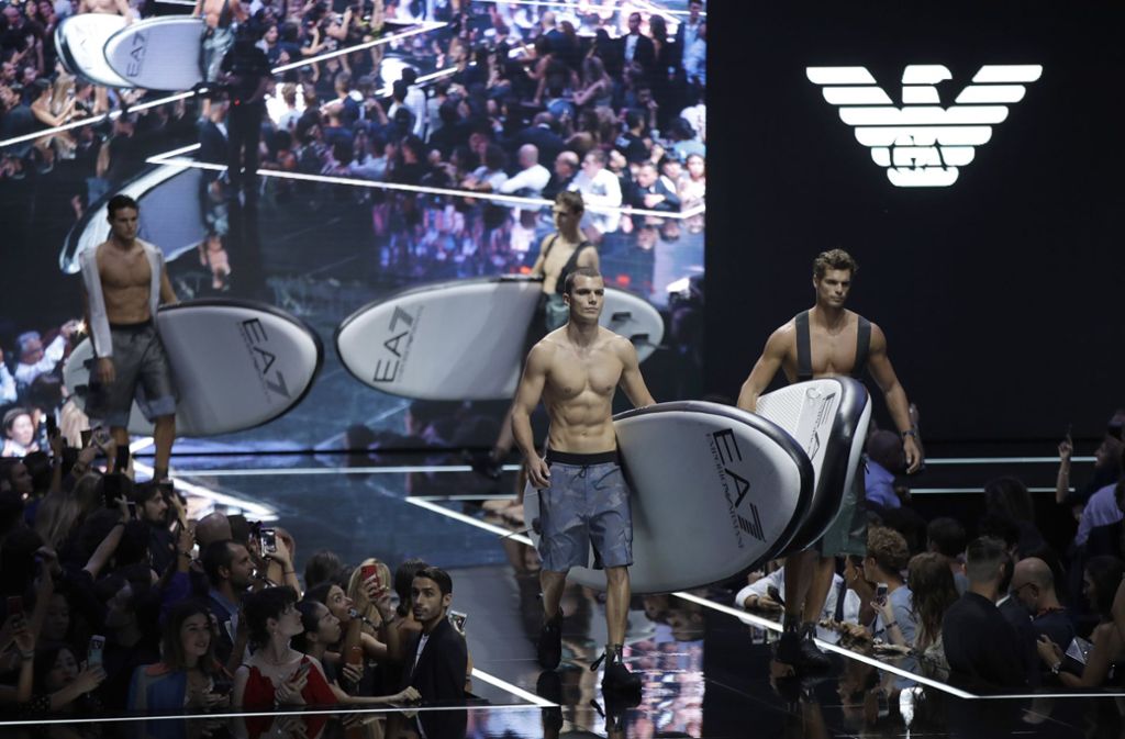 Die Models von Armani laufen mit riesigen Surfbrettern über den Laufsteg.