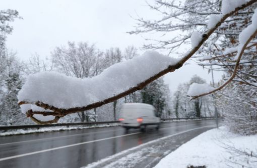Der Schnee hat  Stuttgart in ein Winterkleid gehüllt – doch die weiße Pracht birgt Gefahren im Verkehr. Foto: dpa/Bernd Weißbrod