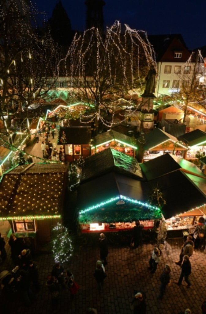 Blick über den Weihnachtsmarkt in Freiburg.
