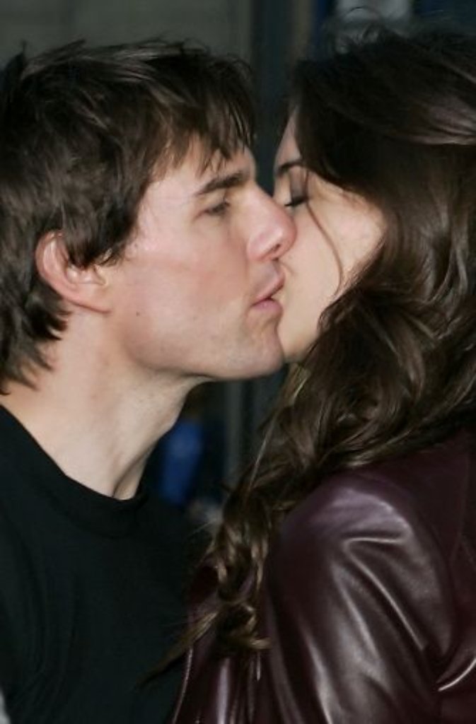 16 Jahre trennen die Schauspieler Tom Cruise und Katie Holmes, doch allen Spekulationen zum Trotz hält die Liebe der beiden seit mehr als zehn Jahren. Obs an Toms Kuss-Qualitäten liegt?