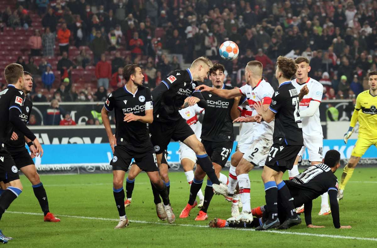 Zum Schluss stürmte Keeper Fabian Bredlow (re.) mit – in der Vorrunde setzte es dennoch ein bitteres 0:1 gegen das bis dahin taumelnde Arminia Bielefeld. Auf der Alm will der VfB bei einem weiteren direkten Konkurrenten am ersten Aprilwochenende (Spieltag 28) alles besser machen.