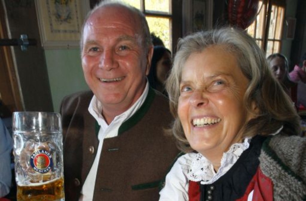 Trotz seiner aufopferungsvollen Arbeit für den FC Bayern ist Hoeneß dafür bekannt, dass er stets Familienmensch geblieben ist - hier mit seiner Frau Susi auf dem Münchner Oktoberfest.