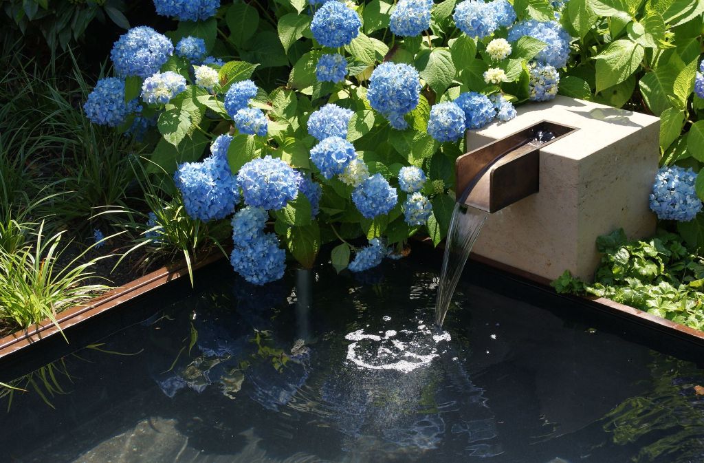 Die Wasserspeier und Wasserbecken sind auf Wunsch des Besitzers in die Gartenplanung aufgenommen worden.