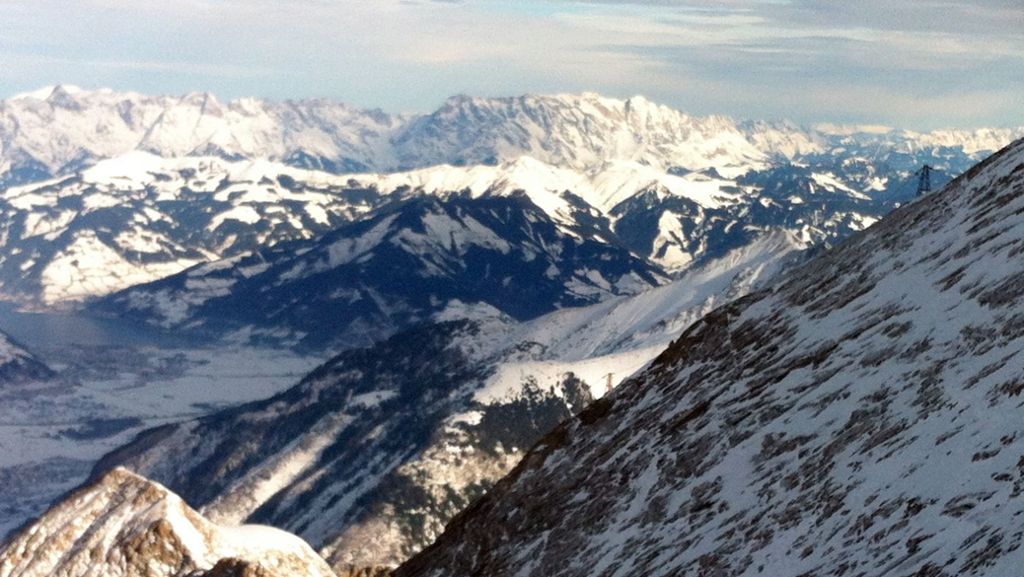  Bei einem Absturz am sogenannten Schüsser in Österreich ist ein 55-jähriger Bergsteiger aus dem Landkreis Esslingen verunglückt. Auf über 2000 Metern hatte sich offenbar ein Felsbrocken unter seinen Füßen gelöst. 