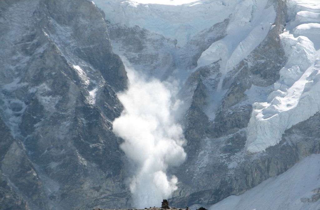Eine Lawine löst sich am Everest.