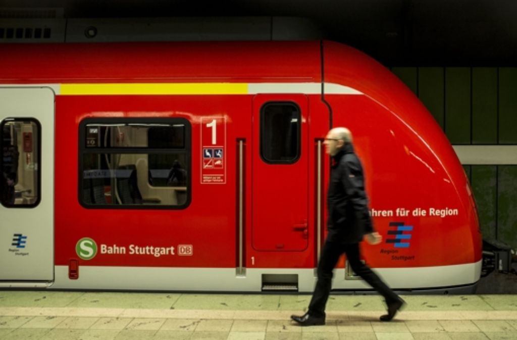 Die S-Bahn-Linie 1 fährt am Samstag nur im Halbstundentakt. Foto: Lichtgut/Leif Piechowski