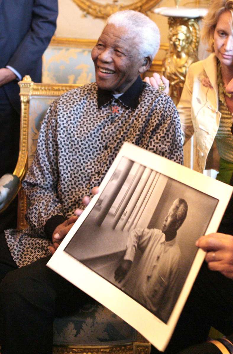 Nelson Mandela mit einem der berühmtesten Bilder von Schadeberg
