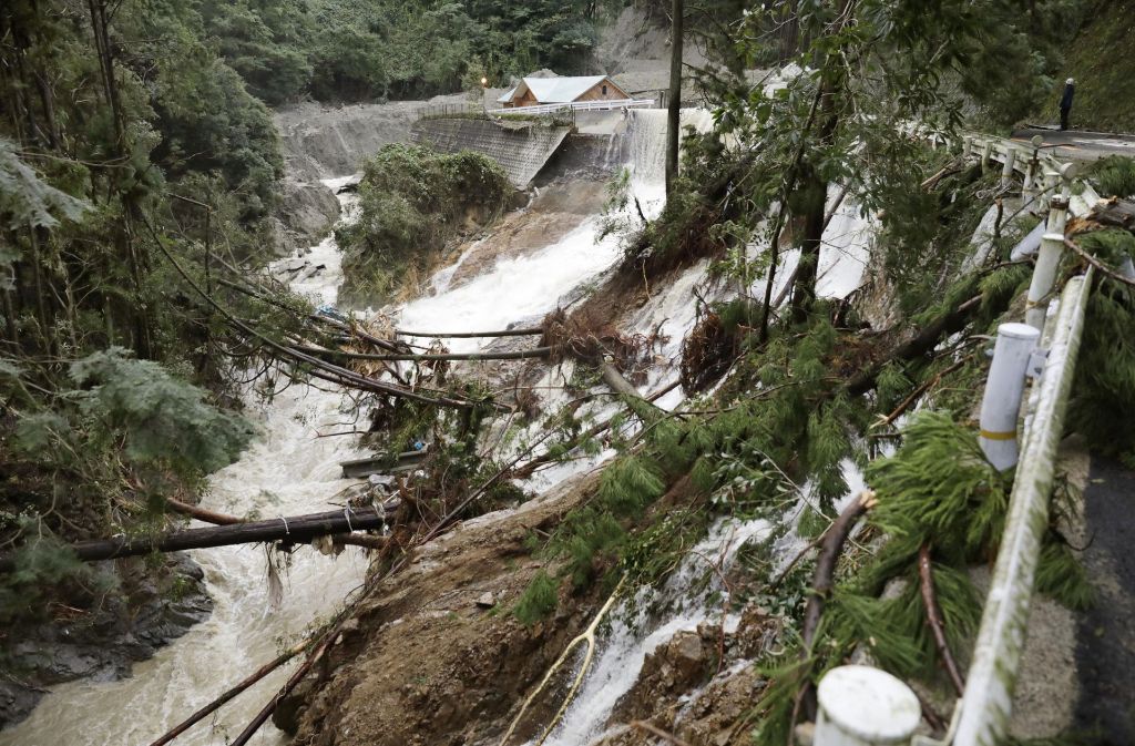Umgestürzte Bäume, verwüstete Straßen: Taifun „Lan“ hat in Japan einigen Schaden angerichtet.