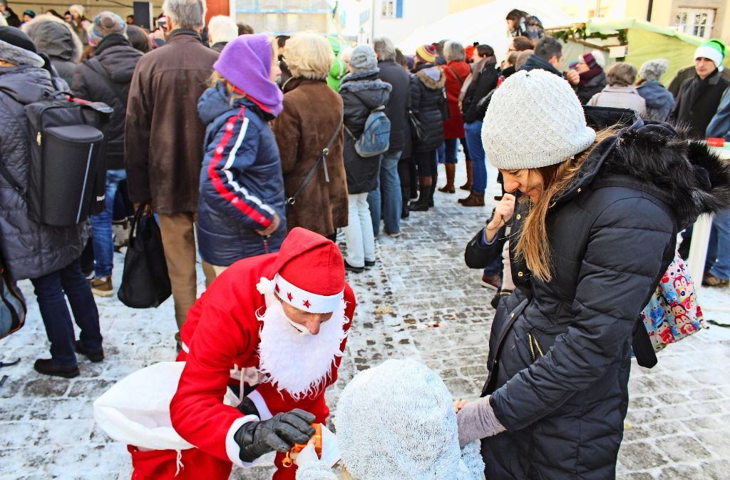 In Degerloch hat der Nikolaus Geschenke an Kinder verteilt.