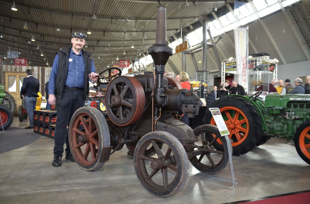 In Halle acht gibt es Nutzfahrzeuge und Traktoren zu sehen. Edgar Gölach präsentiert seinen Lanz MH8 Mops, Baujahr 1923.