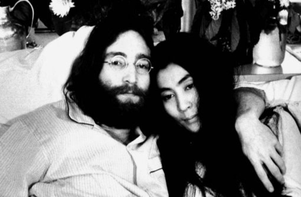 Und auch die Liebe kommt den Beatles dazwischen: John Lennon verliebt sich 1967 in die japanische Künstlerin Yoko Ono - 1968 lassen sich John und Cynthia scheiden. Leidtragender ist der kleine Julian. Paul McCartney tröstet den Jungen mit einem Lied: "Hey Jude" wird zu einem der größten Beatles-Songs aller Zeiten.