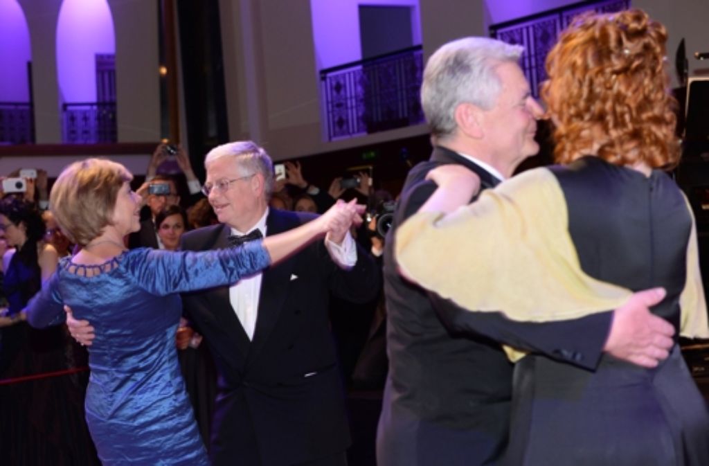Der Vorsitzende der Bundespressekonferenz, Gregor Mayntz (2.v.l), tanzt den Eröffnungstanz mit Gaucks Lebensgefährtin Daniela Schadt. Bundespräsident Joachim Gauck tanzt indes mit dessen Frau Sonia.