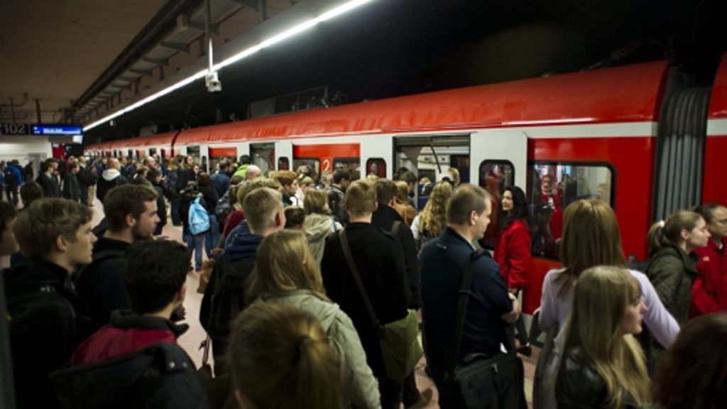S-Bahnen und Fernzüge in Stuttgart: Bahnverkehr läuft langsam wieder an