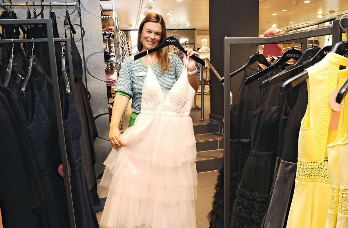 Katrin Mayer, Modeberaterin bei Kögel, zeigt festliche Kleidung.