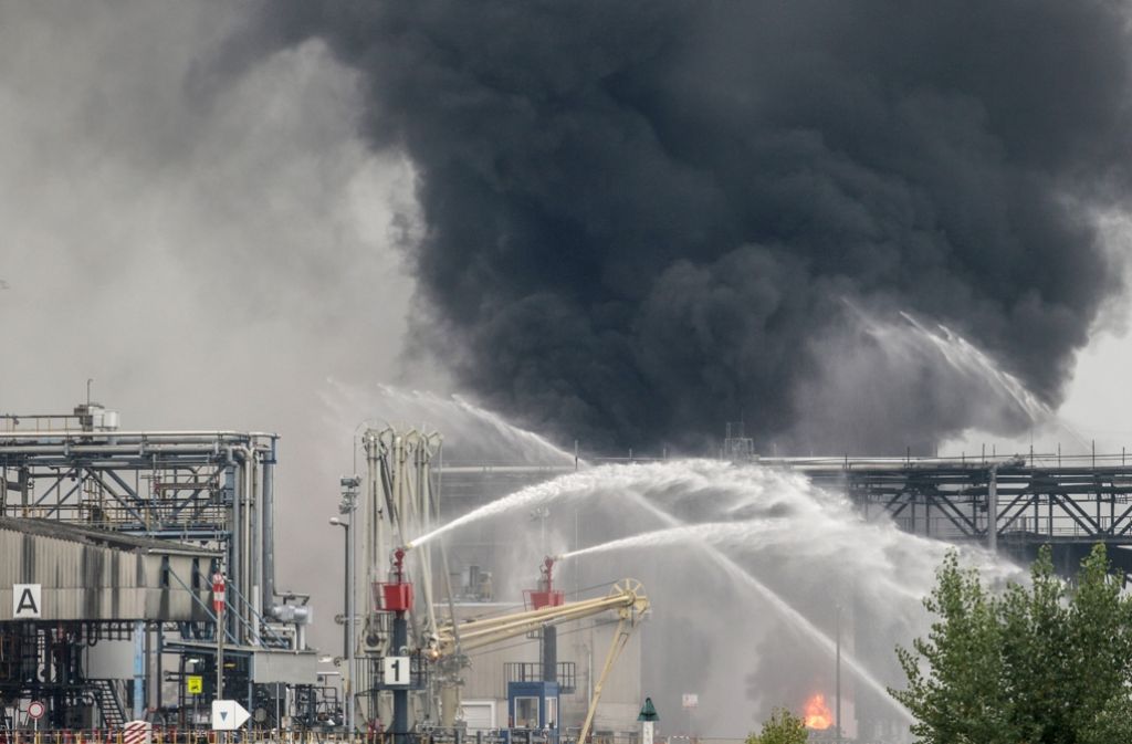 Das Foto zeigt das brennende Gebäude von BASF in Ludwigshafen - .