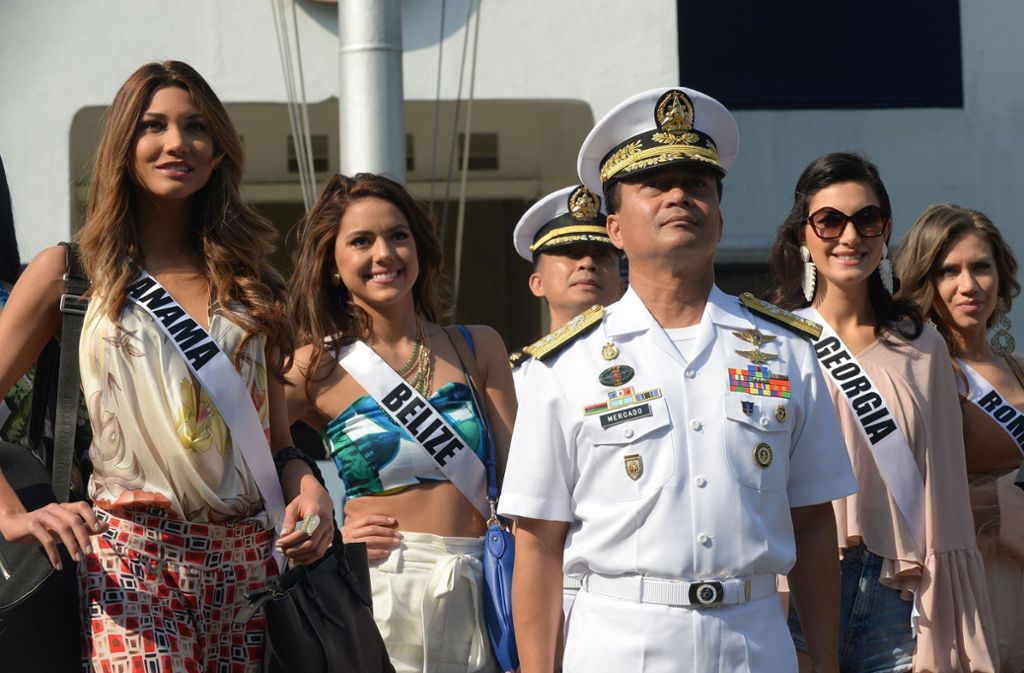 Begleitet von Soldaten der philippinischen Marine legen die 86 Kandidatinnen der Miss-Universe-Wahl am Hafen in Manila mit einer Luxus-Jacht ab.