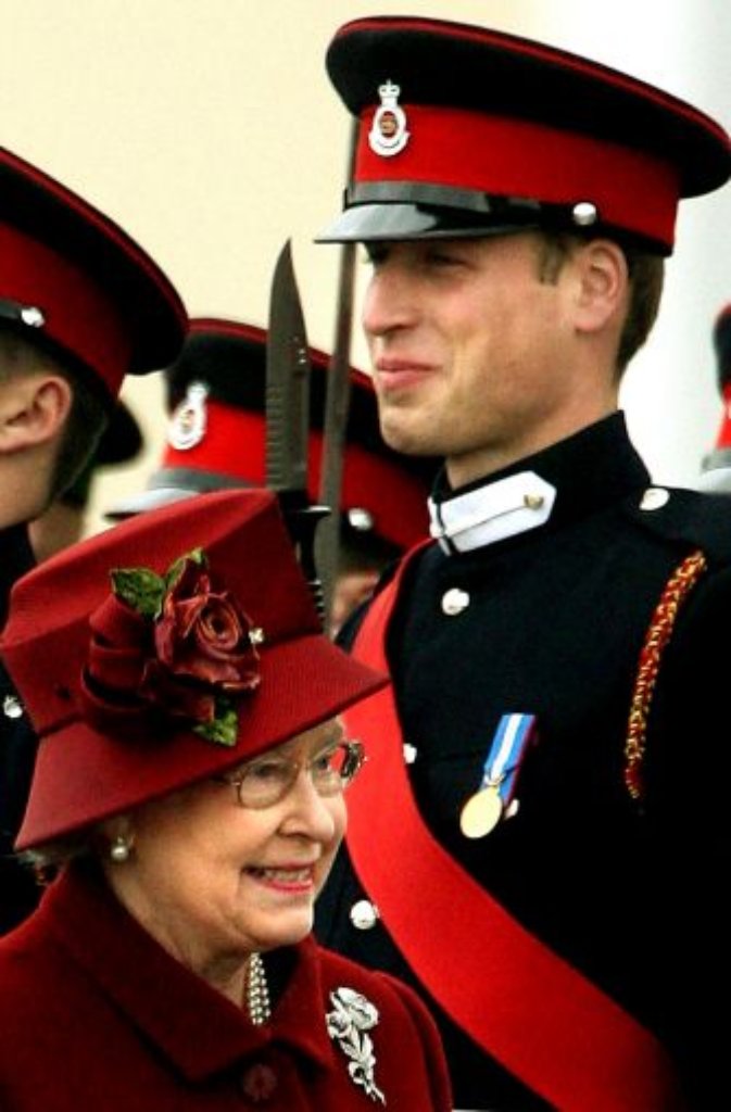 Doch William konzentriert sich zunächst lieber auf seine militärische Karriere, als Hochzeitspläne zu schmieden: Nach St. Andrews heuert der Prinz bei der renommierten Militärakademie Sandhurst an, wo schon sein kleiner Bruder Harry zum Soldaten ausgebildet wurde.